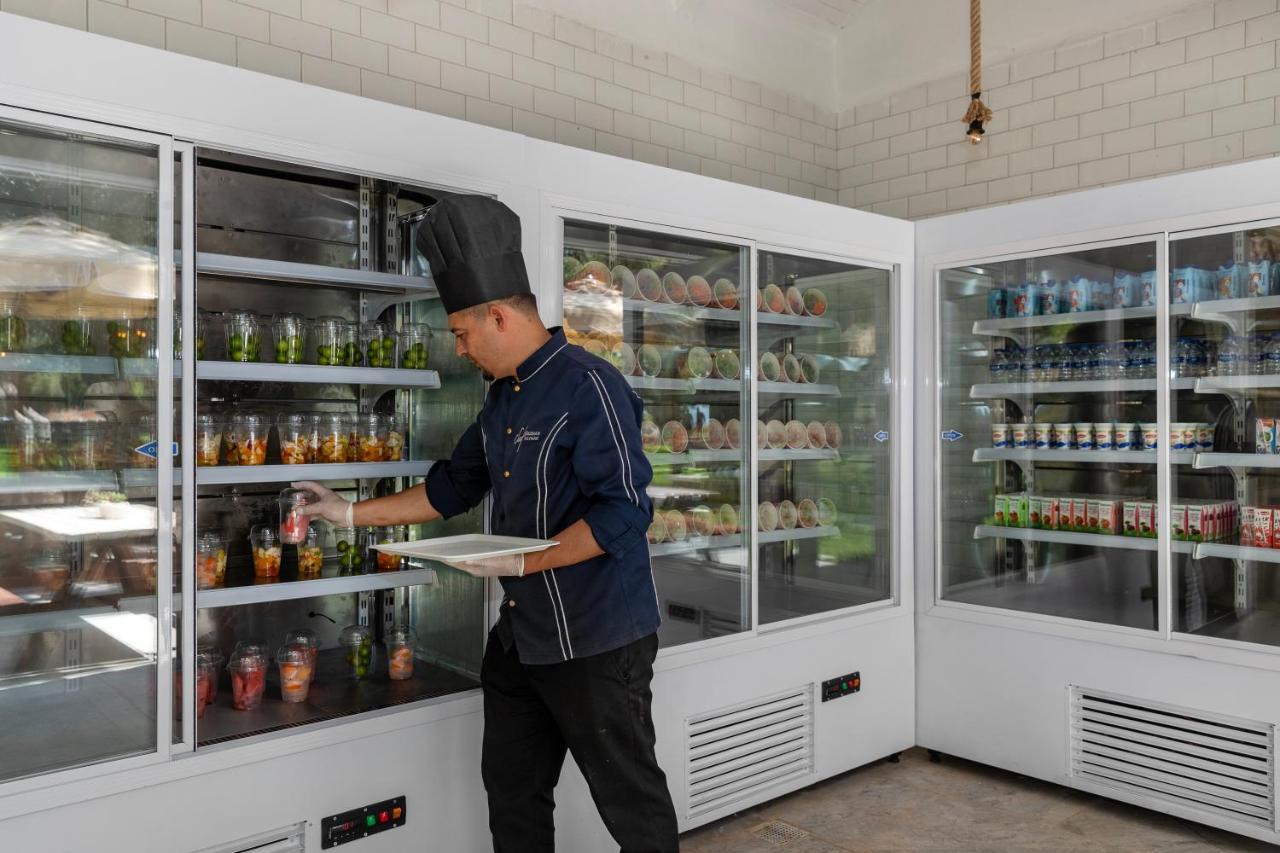 Hotel Marti Myra à Tekirova Extérieur photo A chef using a refrigerator