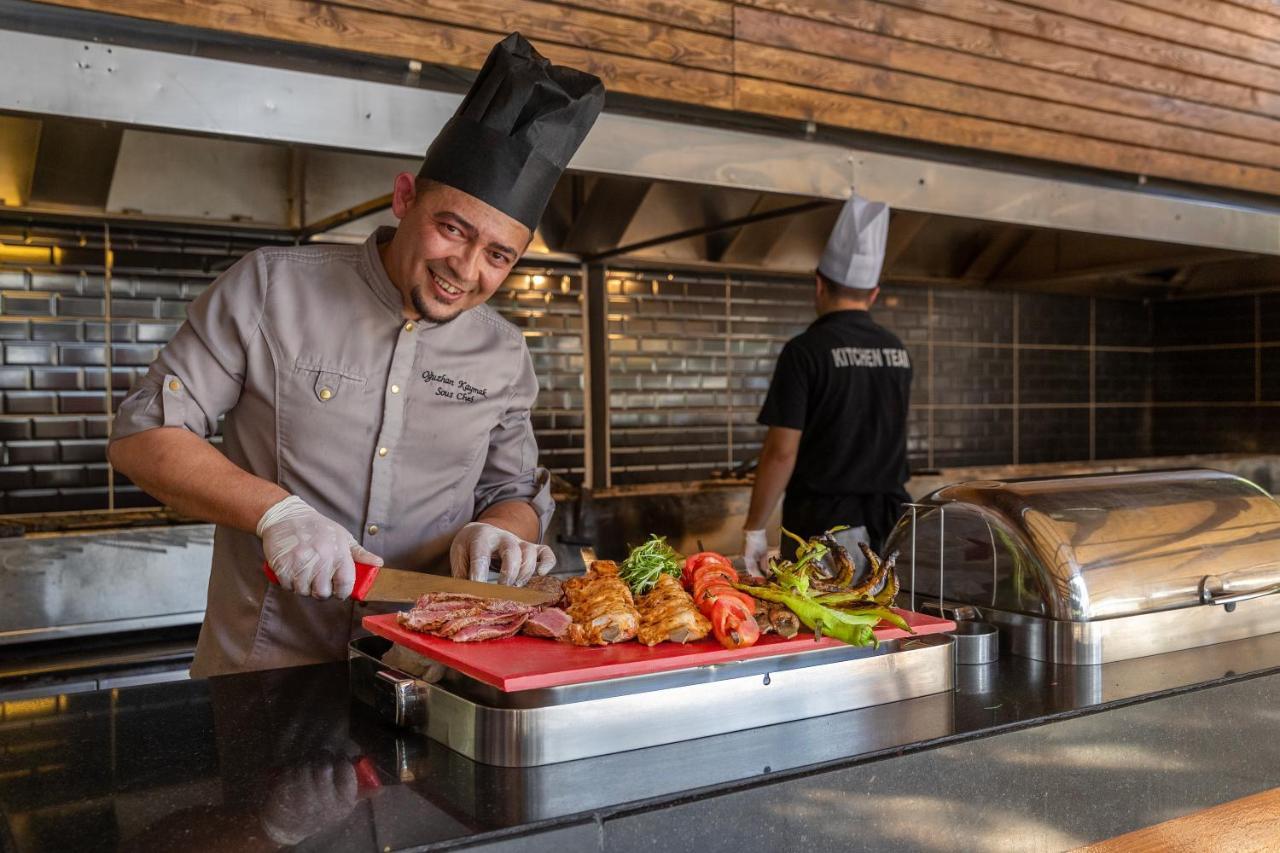 Hotel Marti Myra à Tekirova Extérieur photo A chef preparing food